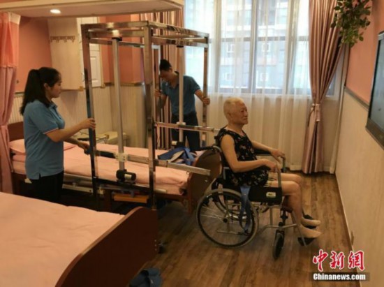 中国将进入适度老火狐电竞龄化社会 专家：护理人员缺口较大