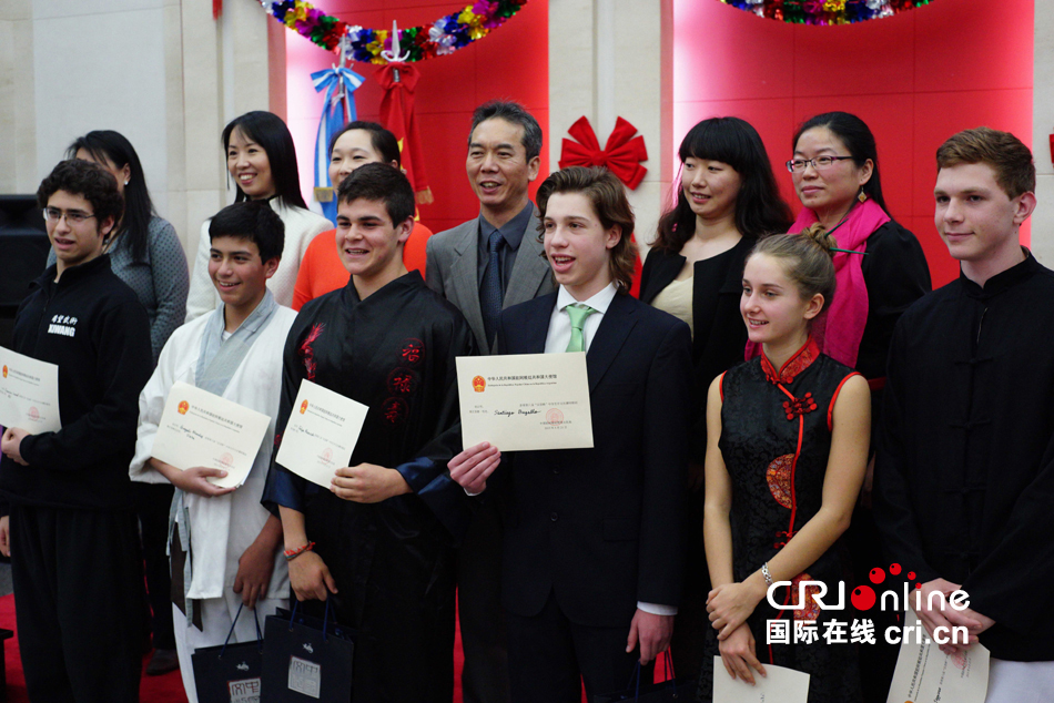 
中国驻火狐电竞日使馆在教育处8月16日为留学生举行壮行会