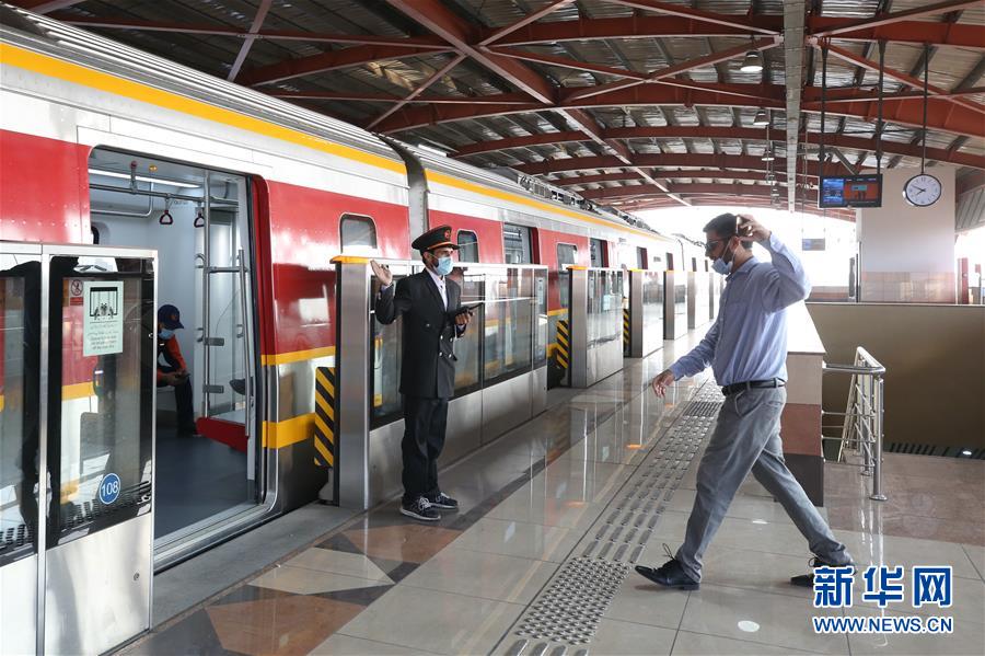 火狐电竞:巴基斯坦全国首列地铁鸣笛发车正式驶入地铁时代(图)